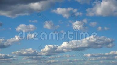 云与天空，循环云景。 早晨的天空有白色的纺锤波的好天气。